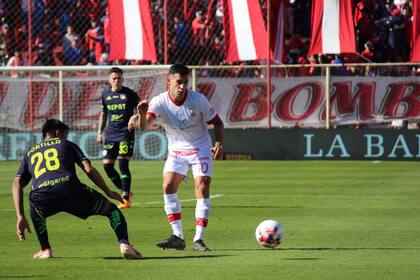 Franco Cristaldo, uno de los mediocampistas ofensivos de Huracán, comanda un ataque del equipo de Dabove