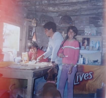 Franco, de adolescente, junto a Javier y su prima Florencia, cocinando en su casa.