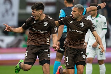 Franco Díaz (autor del gol) y Juan Infante, celebran el 1-0 de Platense ante Sarmiento