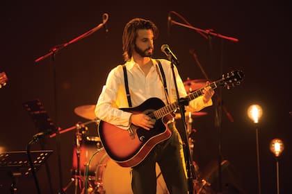 Franco, en pleno show, al mando de la guitarra. 