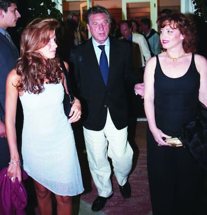 Franco, entre su ex pareja Flavia Palmiero y su hija Sandra