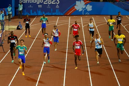 Franco Florio, con el testimonio de la posta 4x100 que ganó Brasil, secundado por Cuba