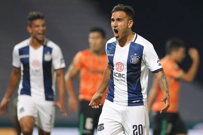 Franco Fragapane, de Talleres, festeja el 1 a 0 contra Banfield.
