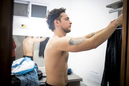 Franco Genovese, el actor más joven del elenco, preparándose para salir a escena