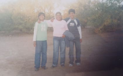 Franco junto a Alicia y Javier, sus hermanos.