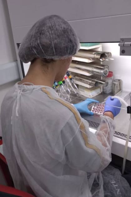 Franco Kraiselburd a los 14 años, trabajando en el laboratorio Nucel, de San Pablo