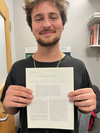 Franco Kraiselburd exhibe el paper Mesenchymal Stem Cells, de Arnold Caplan, una eminencia en las terapias regenerativas con el que el joven tuvo la oportunidad de trabajar en Cleveland