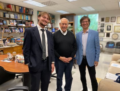 Franco Kraiselburd junto a Arnold Caplan, pionero en el estudio de las células madre mesenquimales, y el emprendedor argentino Daniel Katzman
