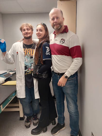 Franco Kraiselburd junto a su papá Santiago, cofundador de la empresa Asclepii, y su hermana Valentina