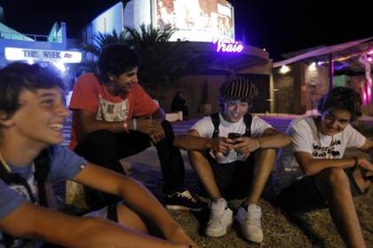Franco, Lucas, Juan y Tomas, de San Isidro, esperan sus entradas en la puerta de Ku