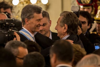 Franco Macri felicita a Mauricio cuando asume. El expresidente asegura que la quiebra del Corre Argentino está directamente relacionada con su rivalidad política con el kirchnerismo.