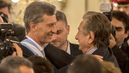 Franco Macri saluda a su hijo, luego de asumir la presidencia