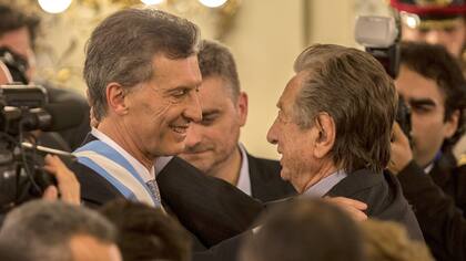 Franco Macri saluda a su padre, luego de asumir la presidencia
