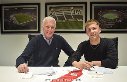 Franco Mastantuono, con el el dirigente Eduardo Barrionuevo, en agosto de 2023, al firmar su primer contrato en River