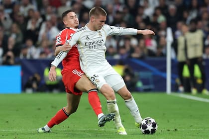 Franco Mastantuono cubre la pelota ante Franjo Ivanovic