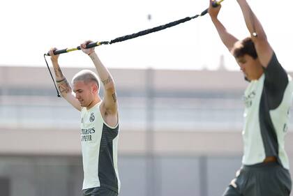 Franco Mastantuono durante uno de los ejercicios realizados en el entrenamiento.