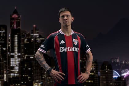Franco Mastantuono fue modelo de presentación de la flamante camiseta de River