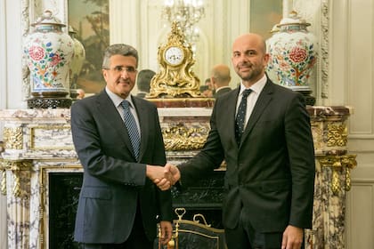 Franco Mogetta y el presidente de la autoridad de Aviación Civil de Qatar, Mohamed Alhajri.