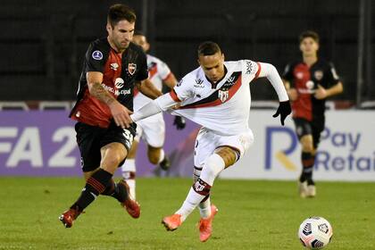 Franco Negri y Janderson, en acción; Newell's y Atlético Goianiense igualaron en el Coloso