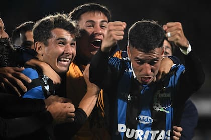 Franco Nicola, a la izquierda, autos del gol con el que Liverpool superó a San Lorenzo; el delantero ingresó a falta de 18 minutos y desató el nudo para los uruguayos