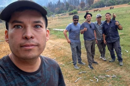 Franco Peláez y Milton Solís, junto con vecinos autoconvocados de Villa Lago Rivadavia, llevan semanas luchando contra el avance del incendio forestal en esa zona chubutense