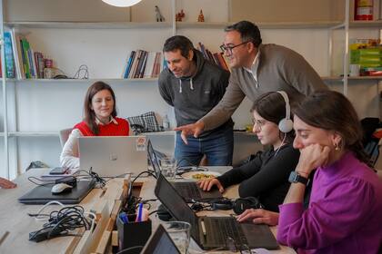 Franco Piccato y parte del equipo de Chequeado. Foto: Morena Zylbersztein / Chequeado