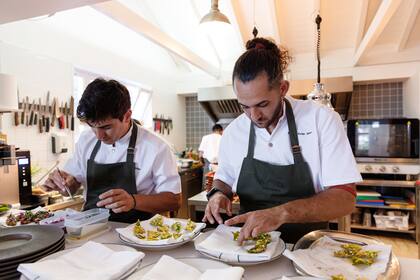 Franco Pinilla y Rafael Ávila Melo en plena preparación de los platos en la cocina de Bioma