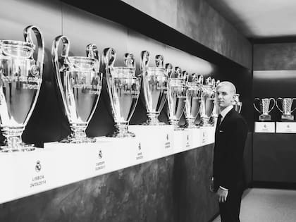 Franco posa con los trofeos de Champions League del Real Madrid (Foto: @franco.mastantuono)