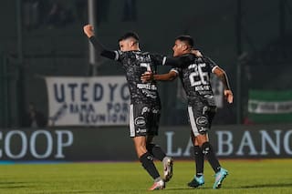 Dos goles en contra, un penal errado y un expulsado como en la escuela: por tirar del pelo a un rival