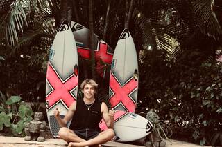 A los dos ya barrenaba con su papá en el mar, vive en el agua 330 días al año y sueña con ser olímpico