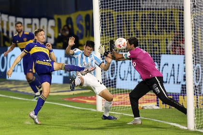 Franco Soldano fue más rápido que todos a la hora del rebote y le pegó fuerte para sentenciar el triunfo de Boca.