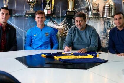 Franco Soldano junto a Guillermo Burdisso, Daniel Angelici y Anibal Matellán. El punta ya firmó su contrato.