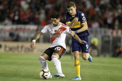 Franco Soldano marca a Milton Casco en el superclásico de la semifinal de la Copa Libertadores en cancha de River en el que fue el último partido que jugó con la camiseta de Boca