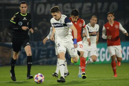 Franco Soldano supera a Lucas Romero, como Gimnasia superó a Independiente en el Bosque, con más llegadas al arco aunque con menos posesión de la pelota.