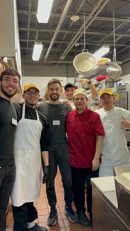 Franco trabajó de cocinero, mozo y lavaplatos