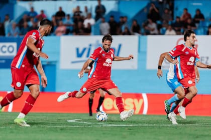 Franco Vázquez, uno de los cinco titulares que se mantuvieron en el equipo, intentó una y otra vez de media distancia: espera acertar el domingo frente a Talleres.