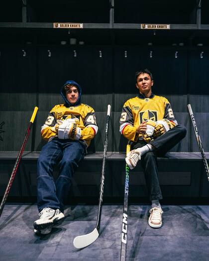Franco y Alex jutnos en un entrenameinto de hockey sobre hielo