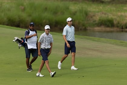 Franco y Benjamín Fernández, de Paraguay, recorren entre risas el Santa María Golf Club de Panamá.