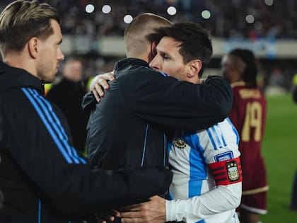 Franco y su abrazo con Messi en el Monumental (Foto: @franco.mastantuono)