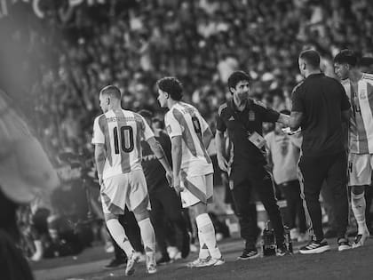 Franco y su foto con Julián Álvarez y Pablo Aimar (Foto: @franco.mastantuono)