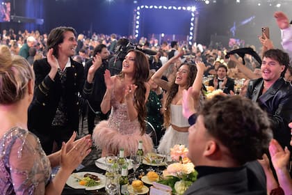 Franco Yan, nieto de Gustavo Yankelevich y Cris Morena, Isabel Macedo (ganó
en la categoría Actriz Protagonista de Ficción) y la joven Mora Bianchi celebran el premio a la
Mejor Ficción por su trabajo en Margarita