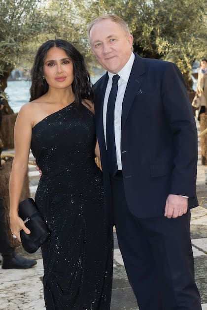 François-Henri Pinault, presidente del grupo de lujo Kering y su mujer Salma Hayek, quien deslumbró con un vestido con brillos de escote asimétrico, que combinó con cartera de mano a tono
