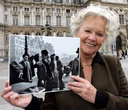 Françoise Bornet muestra la fotografía que Doisneau hizo en abril de 1950 para la revista Life y que luego subastó por 185.000 euros