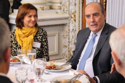 Francos,, en la mesa principal de ACDE, junto a la titular de la entidad, Silvia Bulla