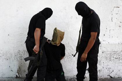 Al menos seis de las presuntos traidores de Hamas fueron capturados frente a una mezquita de la que salían cientos de personas