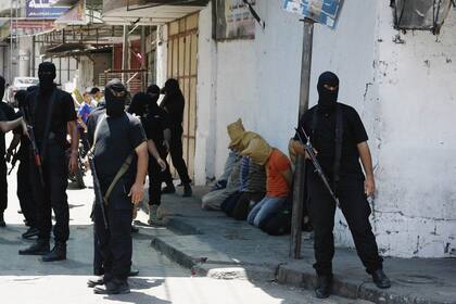 Los hombres de Hamas tenían el uniforme de las Brigadas Ezzedin al-Qassam, brazo armado del movimiento islamista
