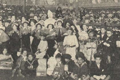 Frank Brown rodeado de niños