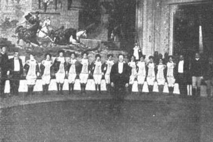 Frank Brown y su compañía brindaron la función de estreno del Teatro Coliseo