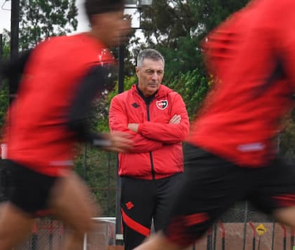 Frank Darío Kudelka, entrenador de Newell's, habló de "llegar a la otra orilla" como una manera de cerrar el círculo en el Apertura; tratará de clasificar a la Lepra en el Clausura