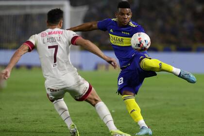 Frank Fabra domina la pelota ante Lautaro Acosta; el lateral reclamó un penal en el desenlace, pero los encargados del VAR ni tan siquiera convocaron al árbitro Facundo Tello para que revisara la acción